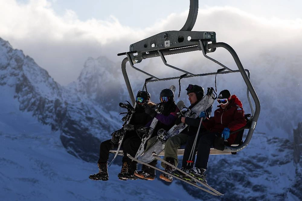 Туристический отдых на горнолыжном курорте Домбай. Фото © ТАСС / Дмитрий Феоктистов