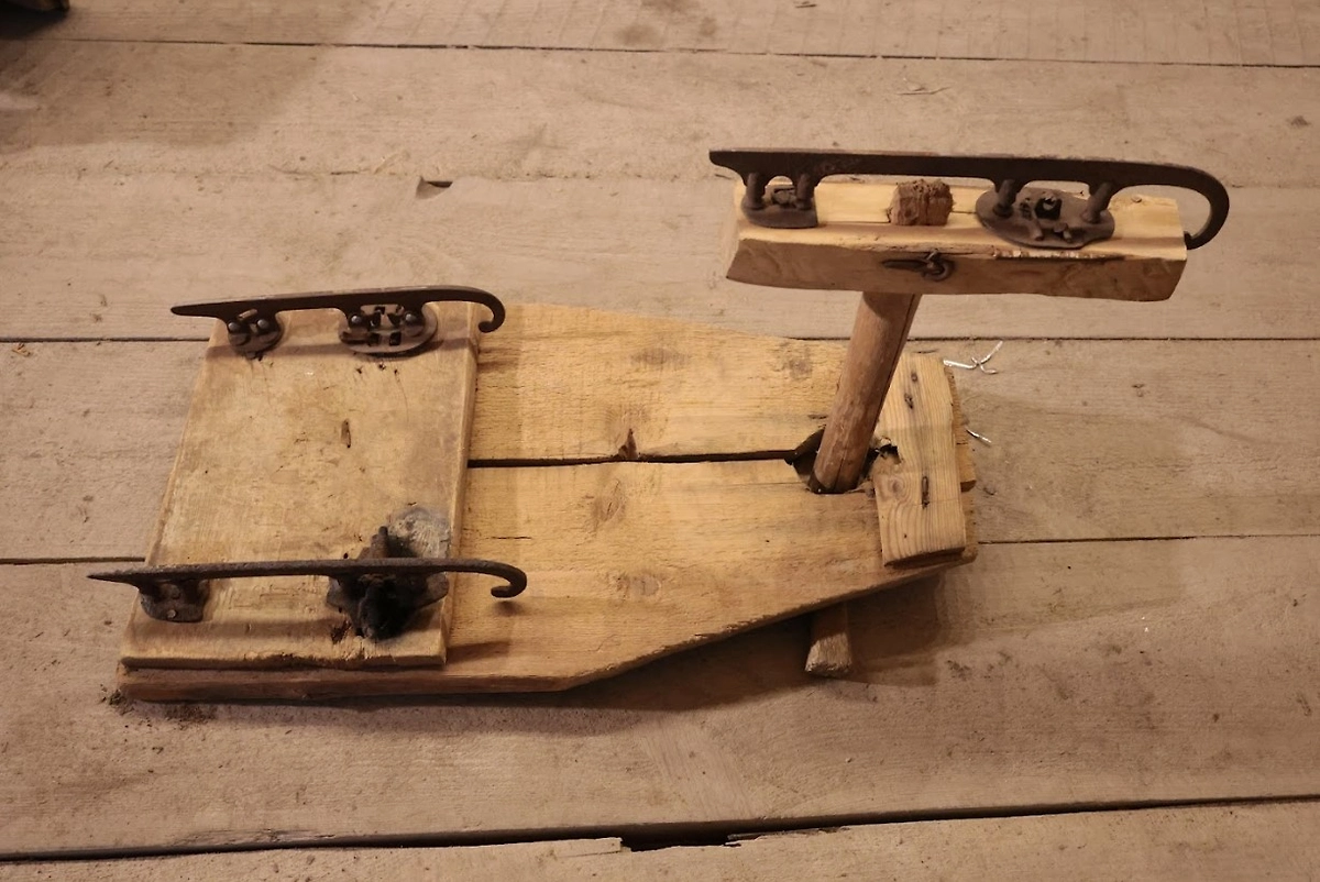 Сани «Рулетка», на которых Алексей Калмыков катался в детстве с ледяной горки в Тарусе. Внизу прикреплены коньки. Фото © Ирина Кудрявцева