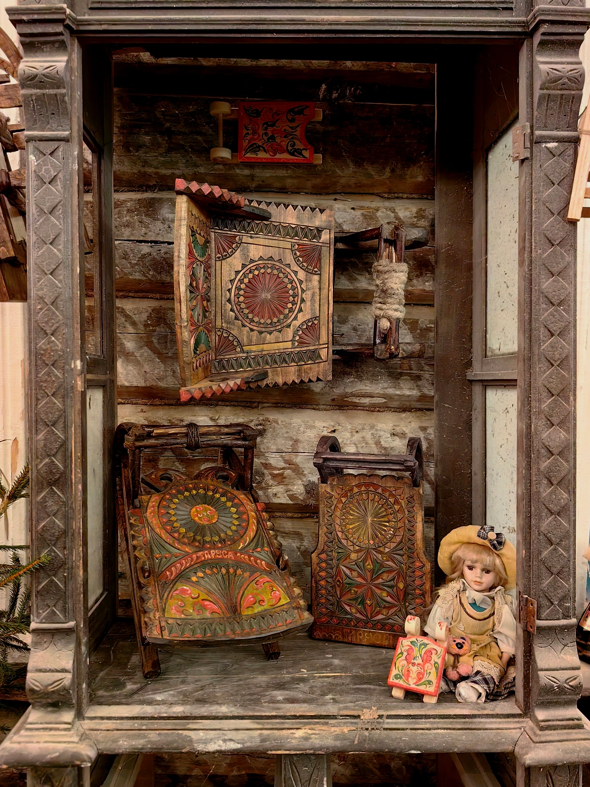 Сани «Таруса». Алексей Сергеевич делает основание из липы, а художник, резчик по дереву Леонид Гогидзе вырезает и расписывает. Эти санки представляют Тарусу на выставках. Фото © Ольга Добролюбова