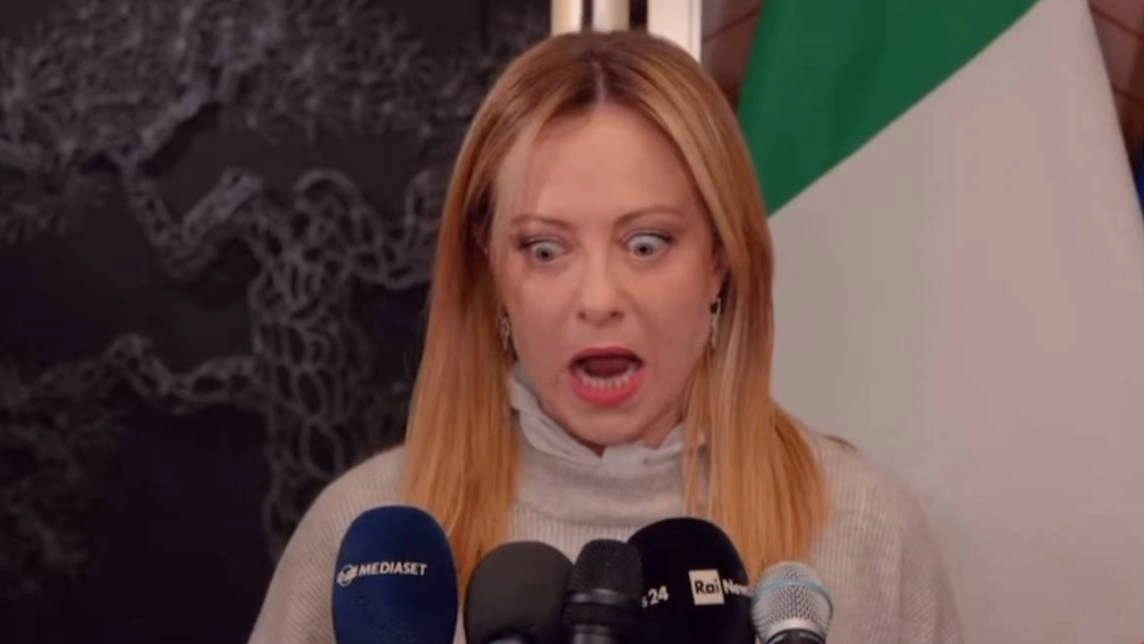 Удивительная мимика Джорджи Мелони. Кадр © Corriere Tv