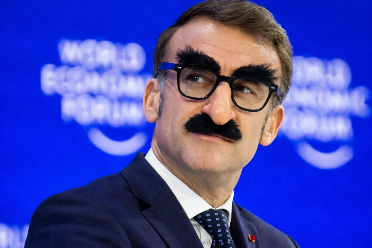 Мем — Макрон в усато-бровястых очках. Фото © ТАСС/EPA/GIAN EHRENZELLER / gpt / Life.ru