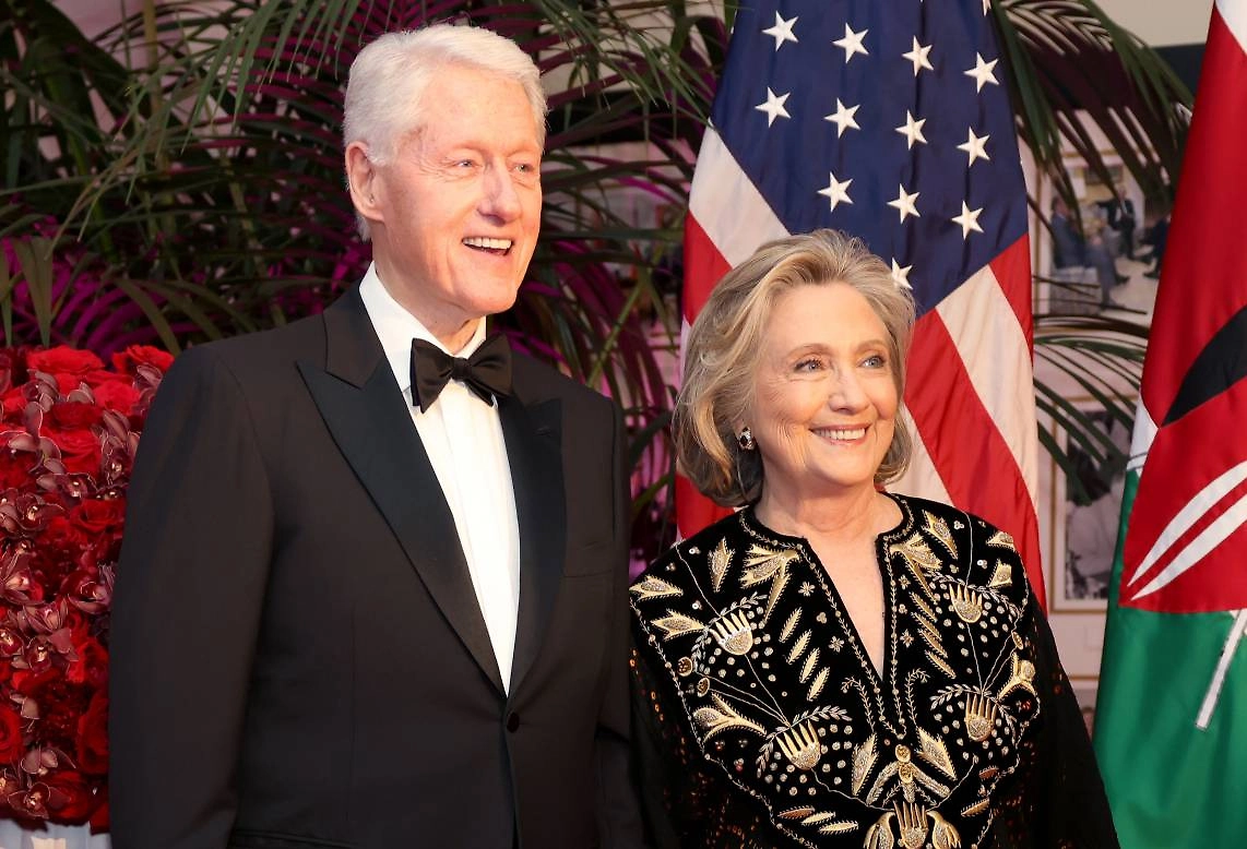 Билл и Хиллари Клинтон. Обложка © ТАСС / EPA / TIERNEY L. CROSS / POOL