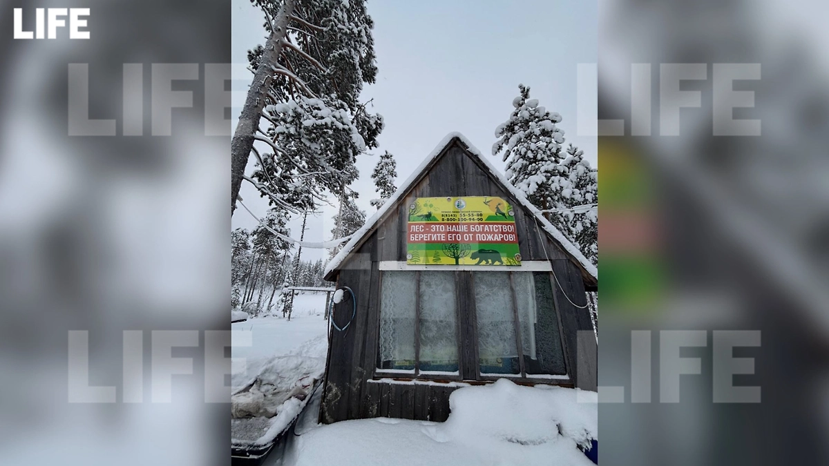 Спасительная изба (снимки сделаны днём). Фото © Life.ru