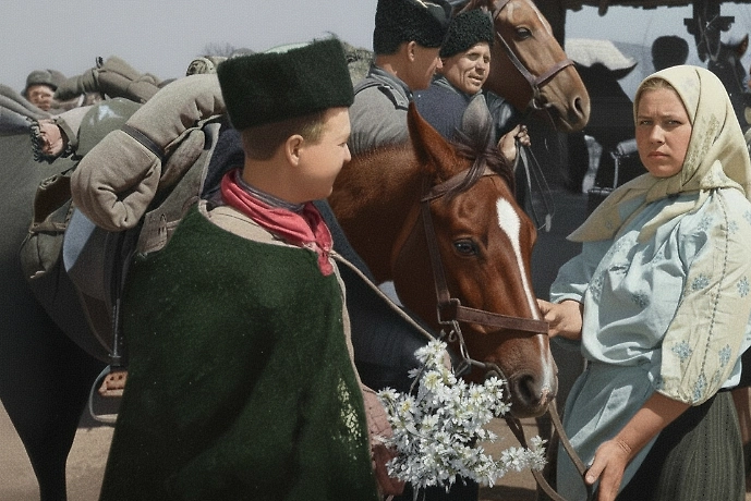 Казачки провожали мужей на войну с молитвой и особым обрядом, передавая повод коня из подола платья. Фото © РИА Новости / Ольга Ландер