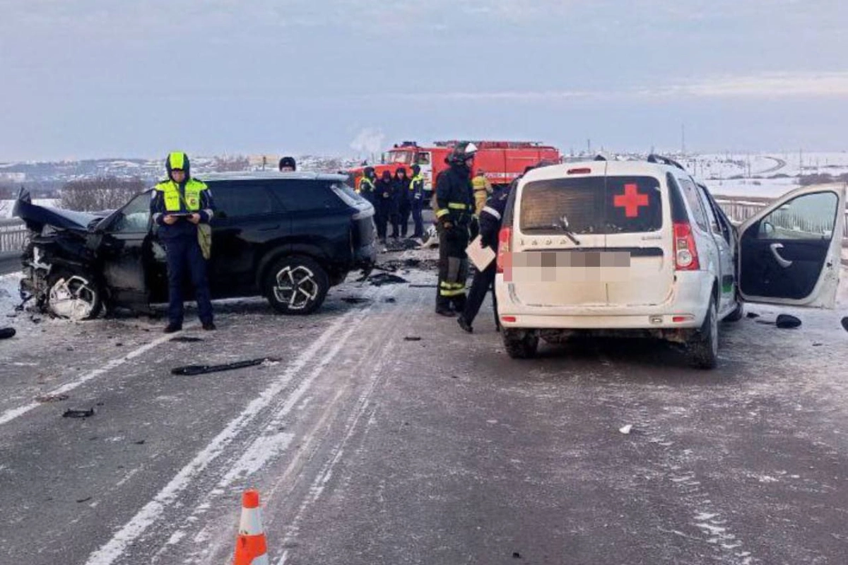 В Пермском крае после столкновения легковушки и медмашины погибло 4 человека. Обложка © Telegram / Интересная Пермь
