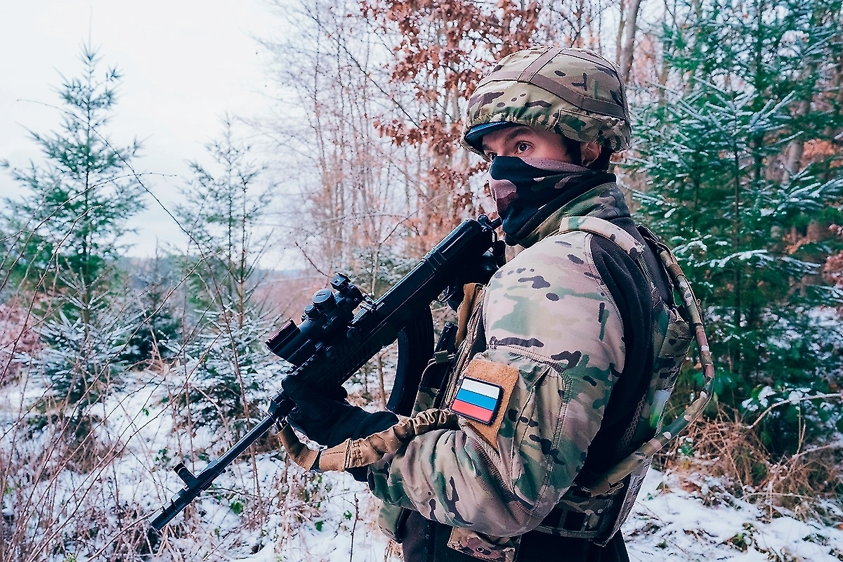 Боец ВС РФ организовал мастерскую на фронте и шьёт экипировку для сослуживцев