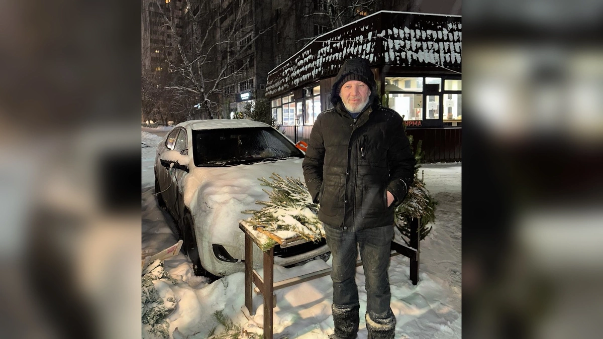 Машина Эльшата, в которой он живёт во время продажи ёлок. Фото © Life.ru