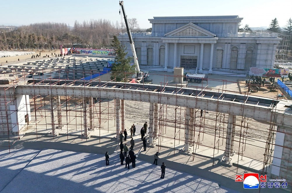 Ким Чен Ын посетил стройку музея в честь участников СВО из Северной Кореи. Фото © ЦТАК