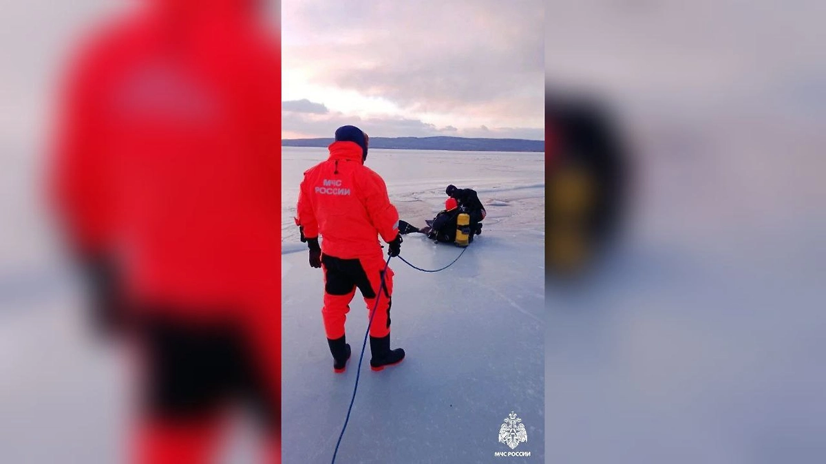 Пять автомобилей ушли под лёд в Амурском заливе в Приморье. Фото © MAX /МЧС Приморского края