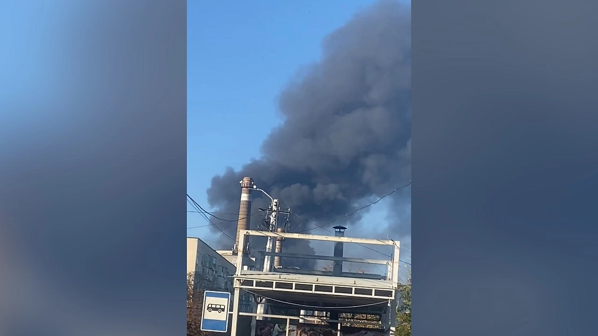 Столб дыма поднялся над Черноморском после серии взрывов под Одессой. Обложка © Telegram / Типичная Одесса