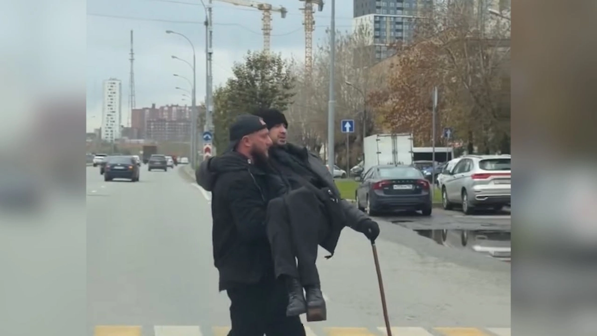 Водитель перенёс на руках мужчину с тростью через дорогу в Екатеринбурге. Обложка © Instagram (признан экстремистской организацией и запрещён на территории Российской Федерации)/ anniixxfit
