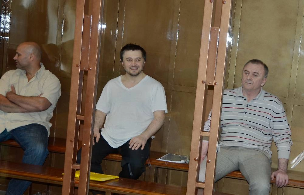 Бывший сотрудник МВД Сергей Хаджикурбанов, Рустам Махмудов и Лом-Али Гайтукаев (слева направо). Фото © ТАСС / пресс-служба Мосгорсуда
