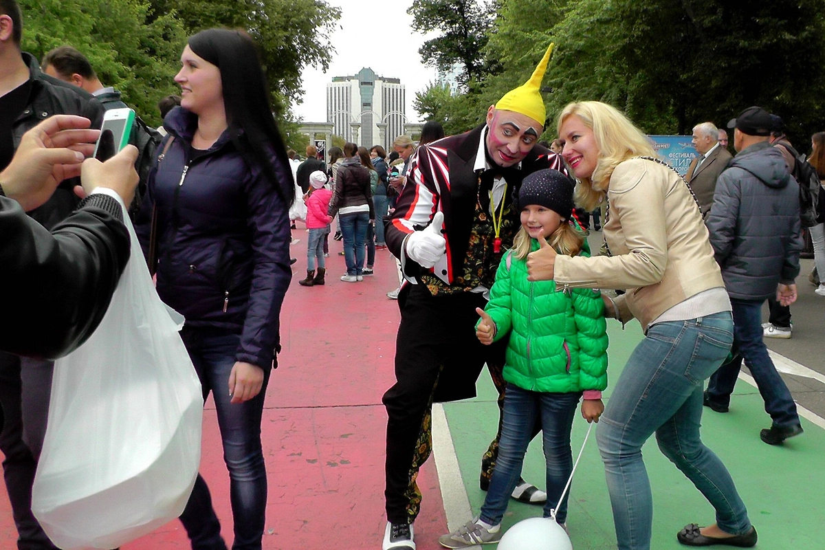 Гости городской площадки в Москве фотографируются во время семейной прогулки. Фото © АГН «Москва»