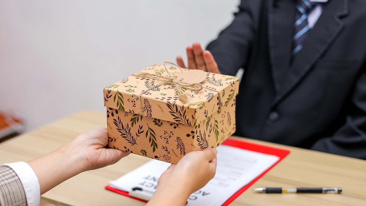 Какие подарки могут принимать чиновники. Фото © Shutterstock / FOTODOM / StockLab