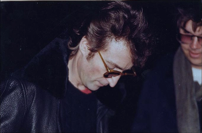 Последний день Джона Леннона по часам: хроника событий 8 декабря 1980 года. Марк Дэвид Чепмен. Джон Леннон подписывает копию Double Fantasy Марку Чепмену (справа) за несколько часов до смерти. Фото © Wikipedia / Пол Гореш (Paul Goresh)