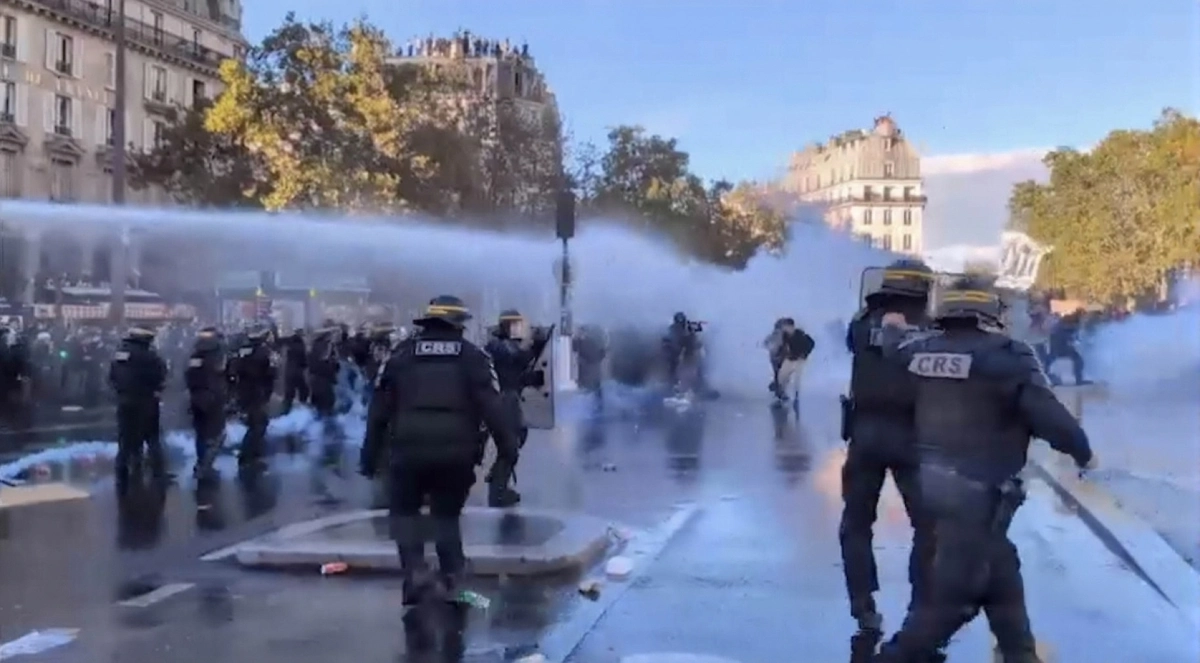 Полиция применила водомёт против протестующих студентов в Париже. Видео © Х /Luc Auffret