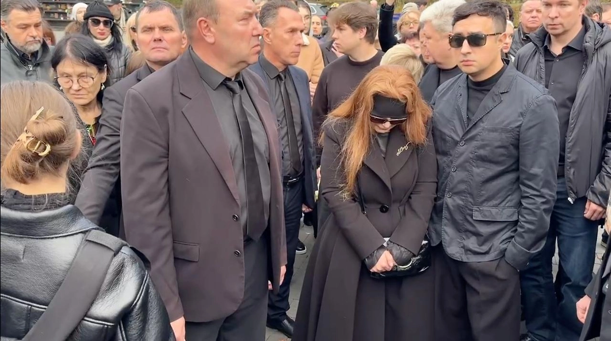 Третья жена Кашпировского Гулизар Чалбашова плакала на церемонии. Фото © Life.ru