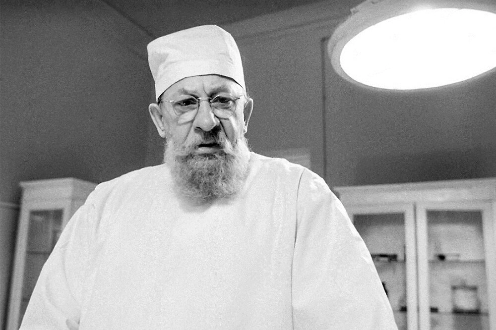 Евгений Евстигнеев в роли профессора Преображенского. Фото © «Собачье сердце», режиссёр Владимир Бортко, сценаристы Наталия Бортко, Михаил Булгаков