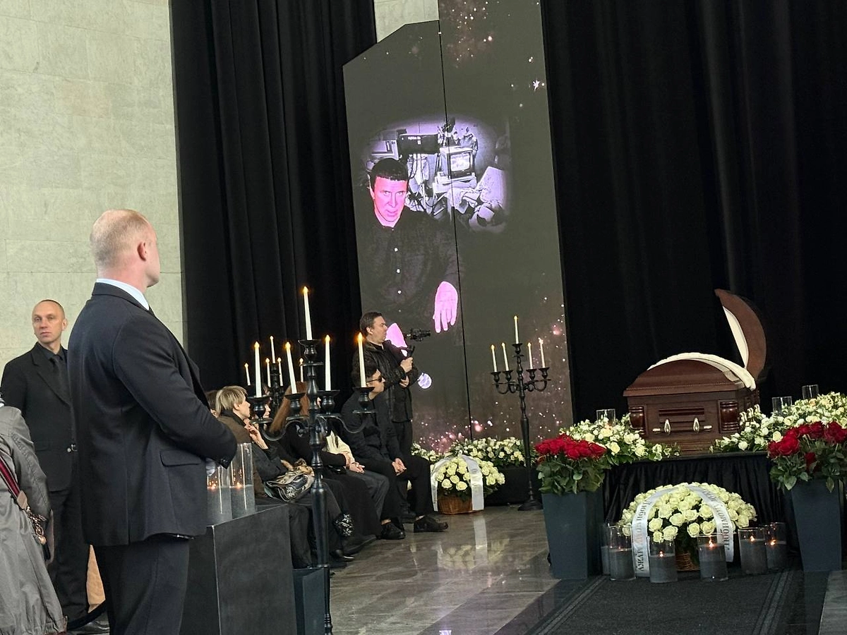 Проводить Кашпировского в последний путь собрались несколько десятков человек. Фото © Life.ru