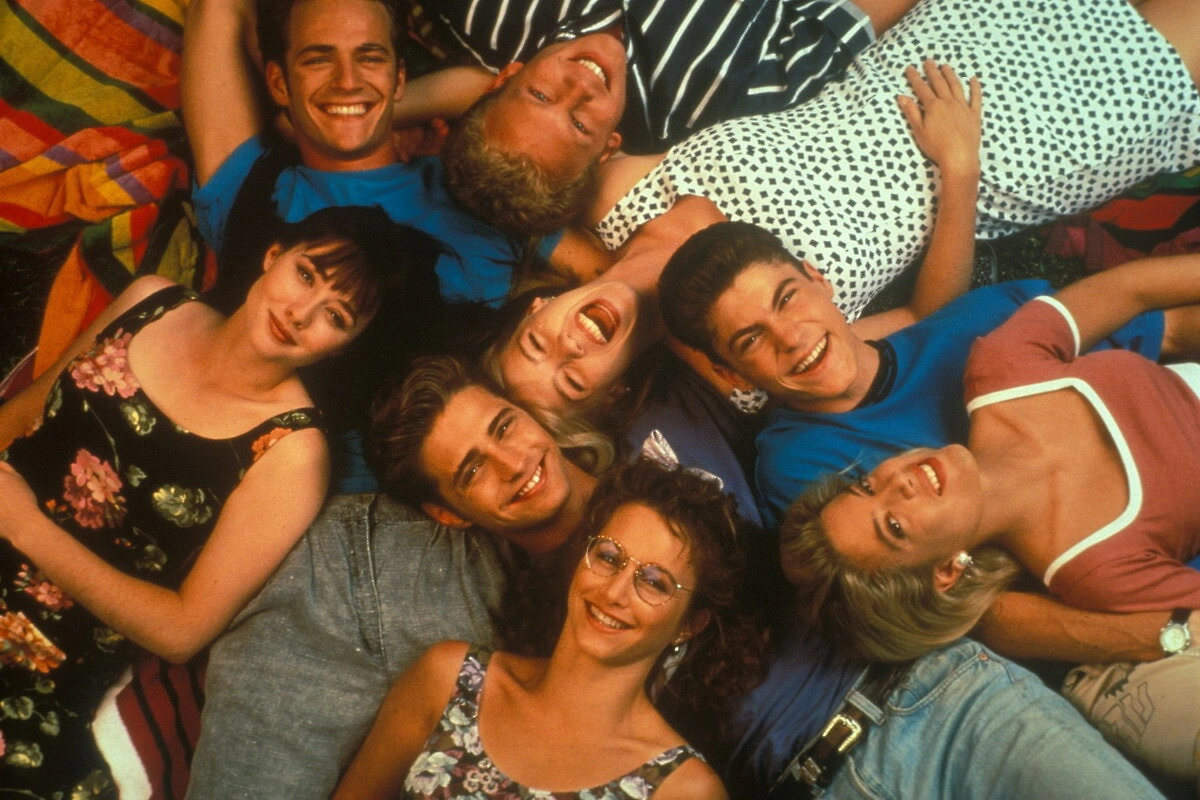 Актёры сериала «Беверли-Хиллз, 90210» тогда и сейчас. Фото © «Беверли-Хиллз, 90210», режиссёры Дэниэл Эттиэс, Чип Чалмерс, Джейсон Пристли и др., сценаристы Майкл Лайонс, Кимберли Уэллс, Кеннет Биллер и др. 
