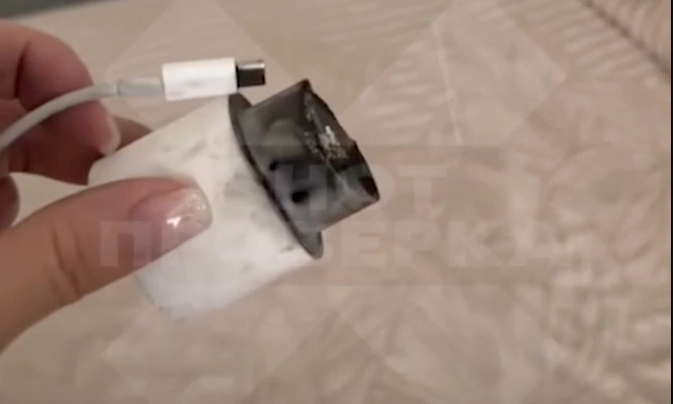 Зарядка Apple вспыхнула в розетке. Фото © Telegram / SHOT ПРОВЕРКА