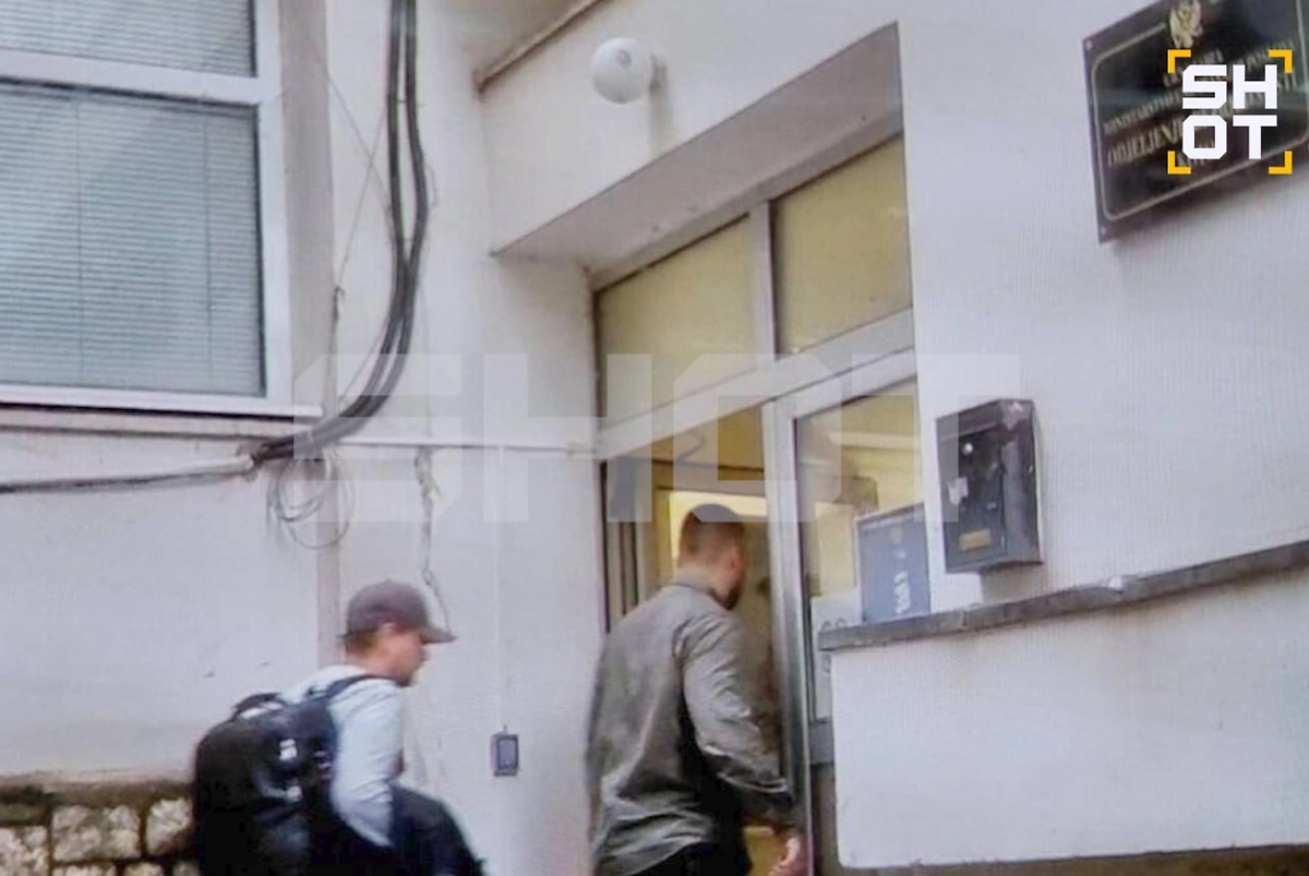 Михаила Звинчука, его жену и ещё трёх человек доставили на допрос в управление полиции в Которе. Фото © Telegram / shot