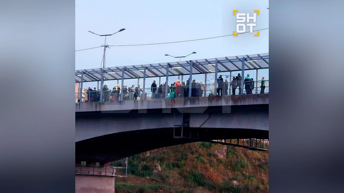 Эстонские пограничники продержали десятки человек всю ночь на мосту между Ивангородом и Нарвой. Фото © Telegram / SHOT