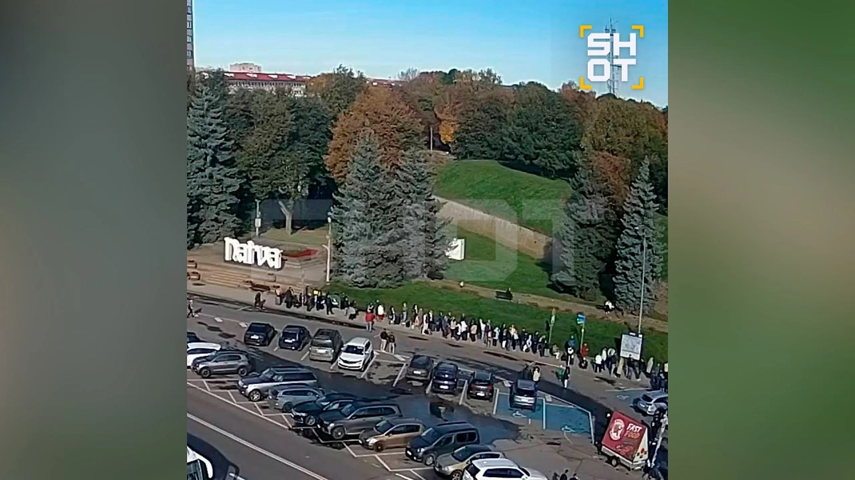 Эстонские пограничники продержали десятки человек всю ночь на мосту между Ивангородом и Нарвой. Фото © Telegram / SHOT
