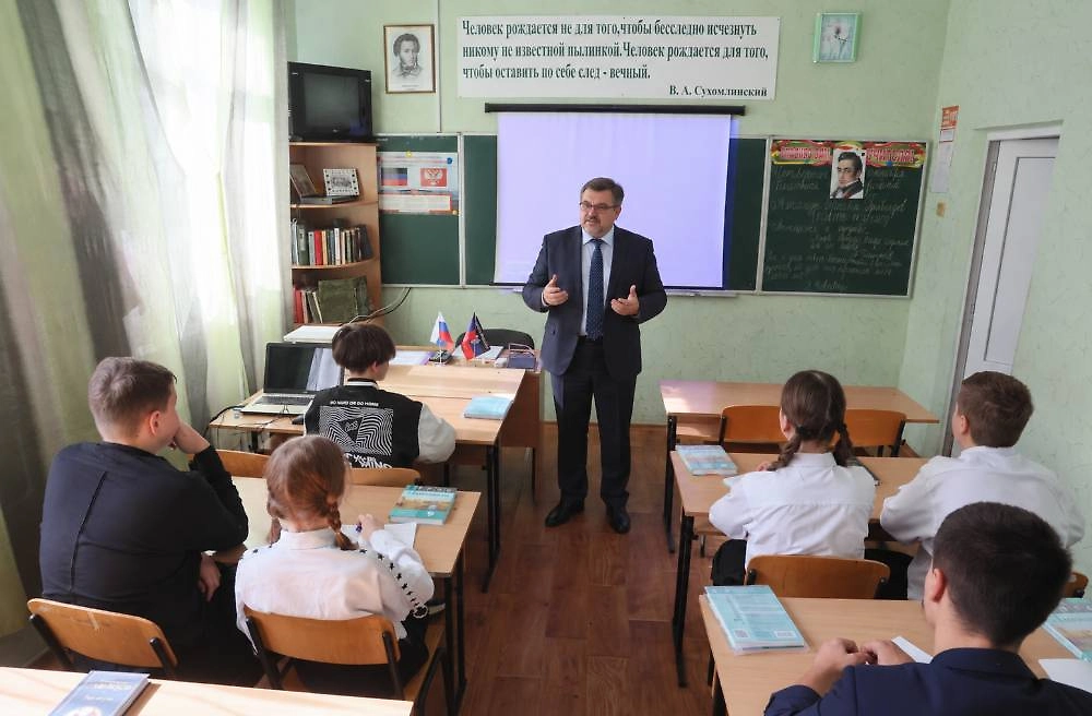 Подарок учителю-мужчине на День учителя: лучшие идеи. Фото © ТАСС / Дмитрий Ягодкин, © ИИ-иллюстрация: создано редакцией Life.ru с использованием ChatGPT (OpenAI)