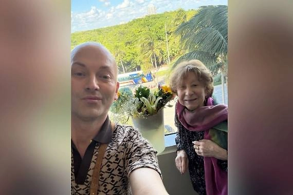 88-летняя Лия Ахеджакова напоминает о себе, фотографируясь с блогерами. Фото © Instagram (признан экстремистской организацией и запрещён на территории Российской Федерации) / cheredov