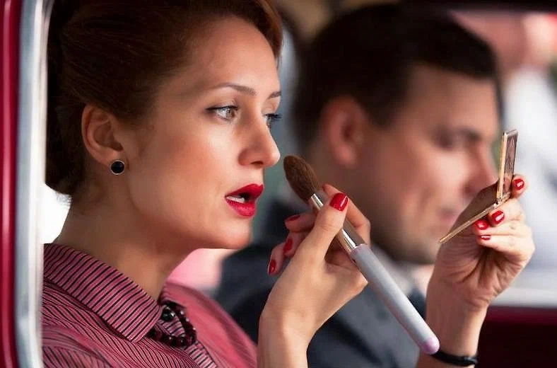 Виктория Исакова в роли Инги в «Оттепели». Фото © Кадр из сериала «Оттепель», режиссер Валерий Тодоровский, сценаристы Алёна Званцова, Дмитрий Константинов, Валерий Тодоровский