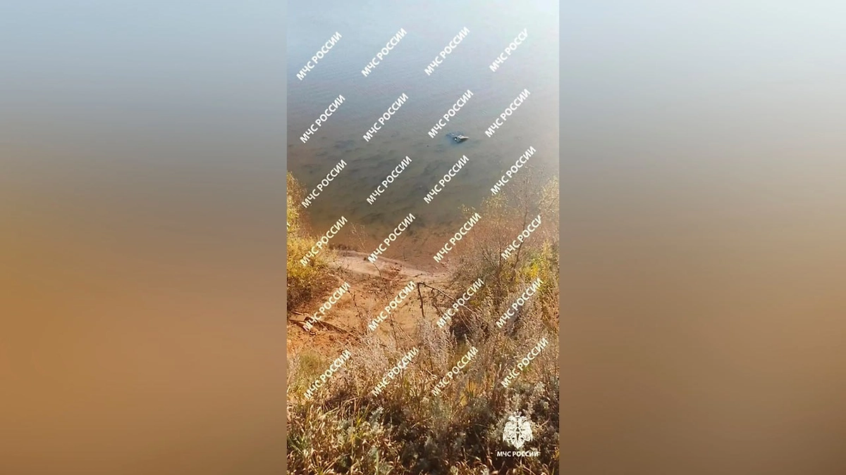 В Татарстане два человека погибли после падения автомобиля с обрыва в воду. Фото © Макс/ГУ МЧС России по Республике Татарстан