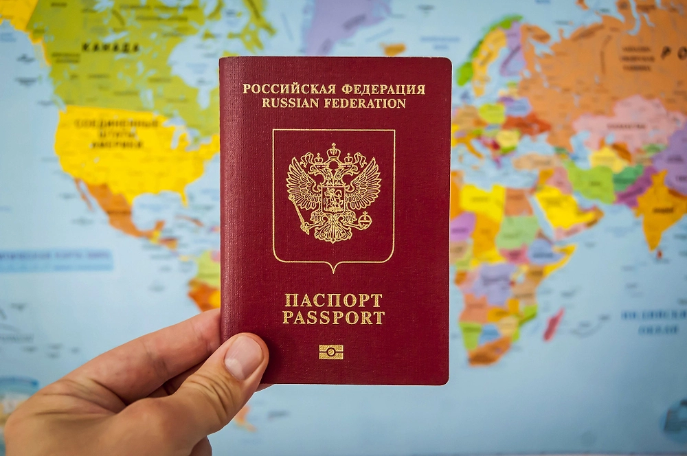 Почему россиян задерживают за границей и как не оказаться под арестом. Обложка © Shutterstock / FOTODOM / Евгения Петросян