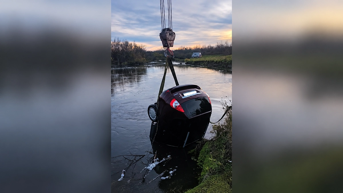 Автомобиль с телом пропавшего рыбака достали из реки в Красноярском крае. Фото © «Макс» / КГКУ «Спасатель»