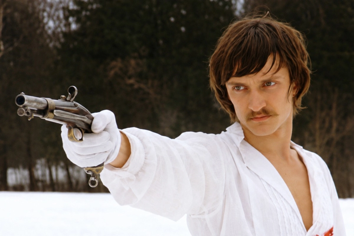 Юрий Чурсин в роли Лермонтова: мини-сериал «Из пламя и света» создан в 2006 году и показан в 2008-м. Фото © «Из пламя и света», режиссёры Нана Джорджадзе, Ираклий Квирикадзе, сценарист Александр Червинский