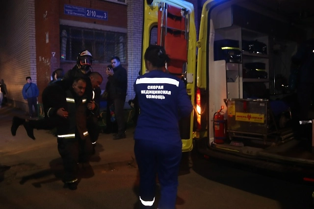 При пожаре в общежитии Чебоксар пострадали пять человек. Обложка © VK / ГУ МЧС России по Чувашии