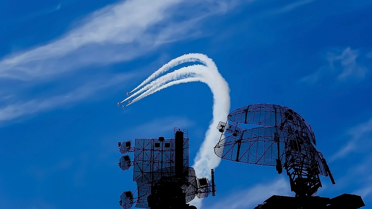 Обложка © Shutterstock / FOTODOM / VLADJ55