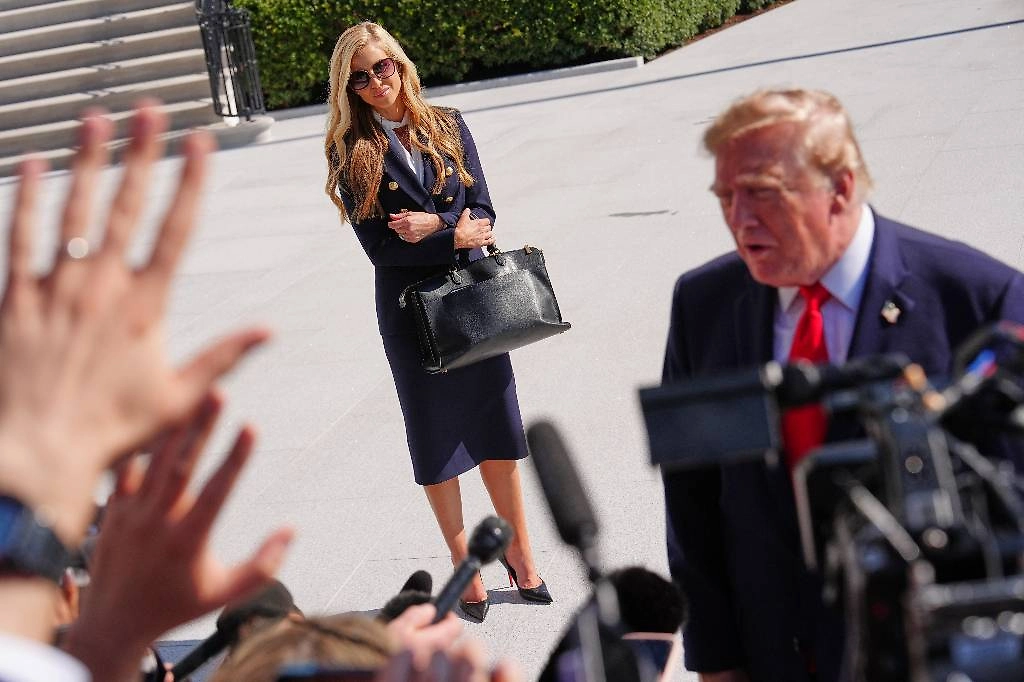 Кэти Закария и Дональд Трамп. Обложка © ТАСС / AP / Julia Demaree Nikhinson