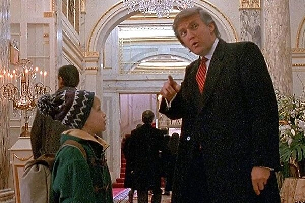 кадр из фильма «Один дома 2: Затерянный в Нью-Йорке (1992)»,режиссер Крис Коламбус сценарист Джон Хьюз