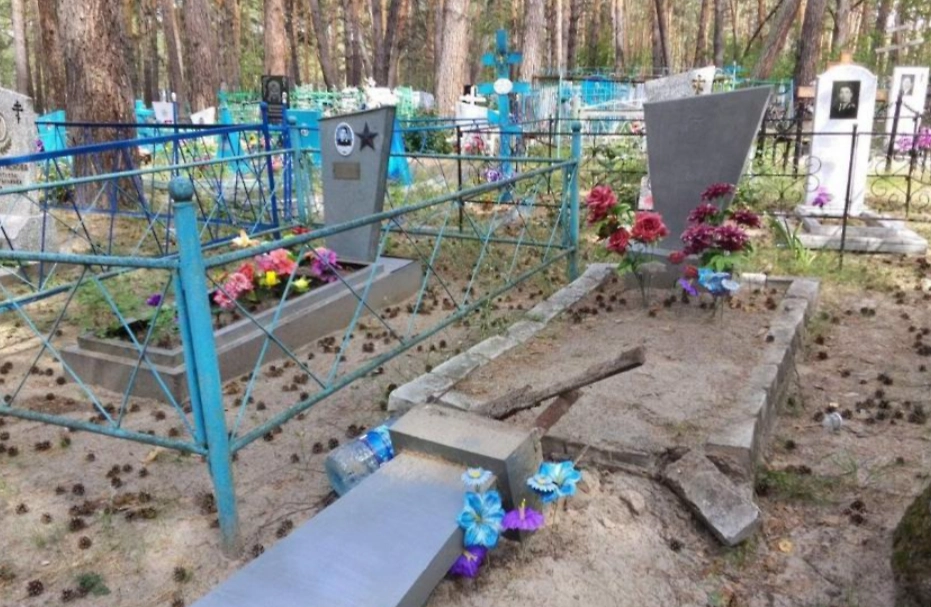 Последствия погрома на кладбище в селе Коелга Челябинской области. Фото © ИА Первое областное / 1obl.ru
