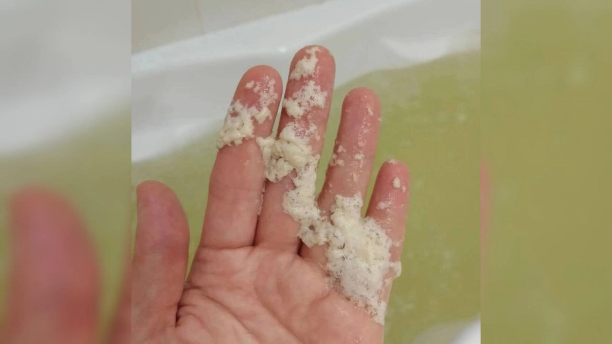 Жители Тюмени пожаловались на мутную воду. Обложка © VK / ЧС Тюмень