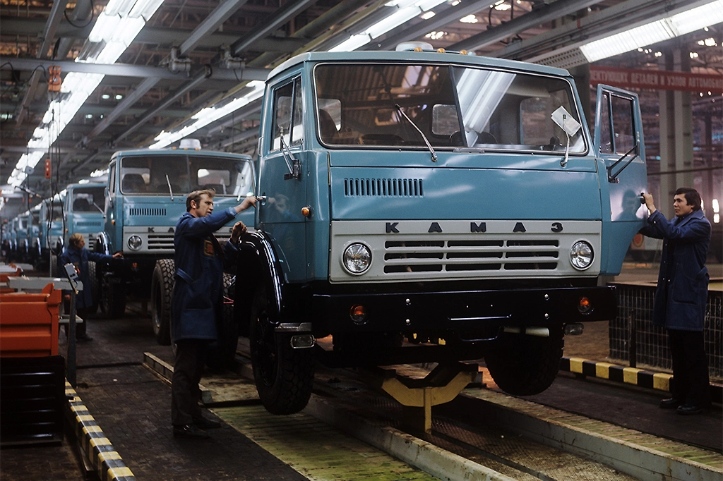 Первые грузовики КАМАЗ на конвейере в 1976 году. Фото © Фотохроника ТАСС