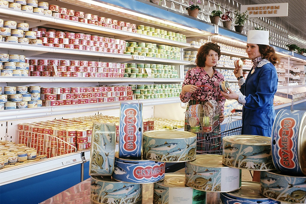 Рыбный магазин «Океан» в Актюбинске: прилавки СССР 1976 года. Фото © ТАСС / Д. Карачун
