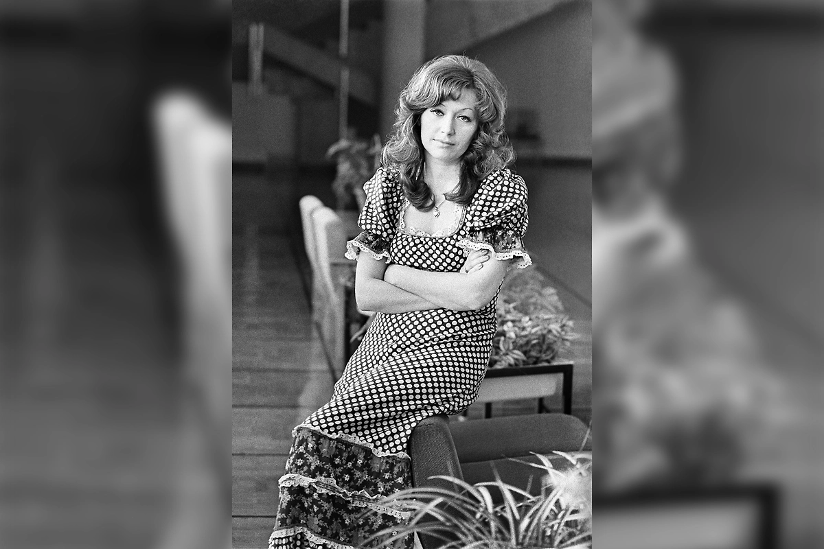Алла Пугачёва в 1976 году: платье в горошек и пышная причёска. Фото © ТАСС / Юрий Белозеров