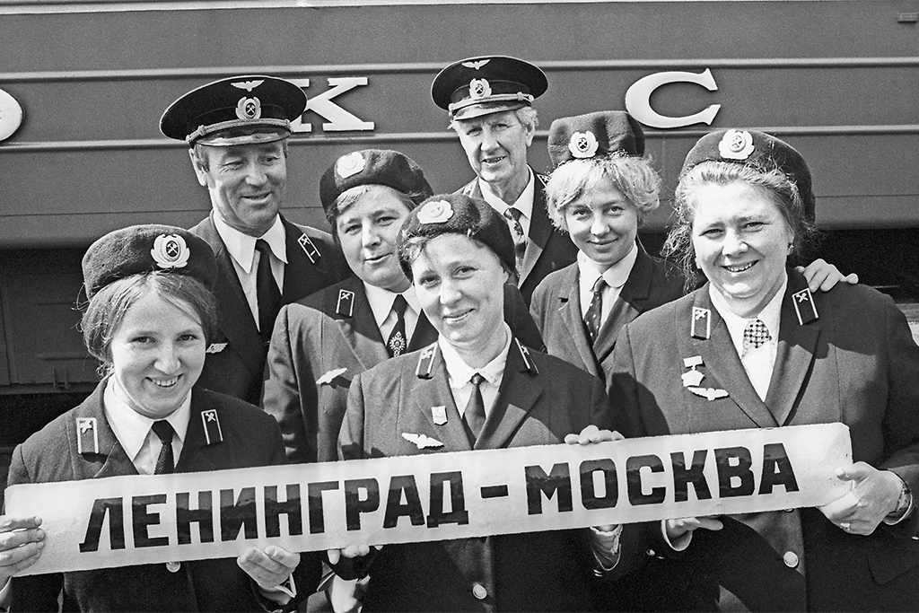 Экспресс «Красная стрела» между Ленинградом и Москвой. Фото © Фотохроника ТАСС