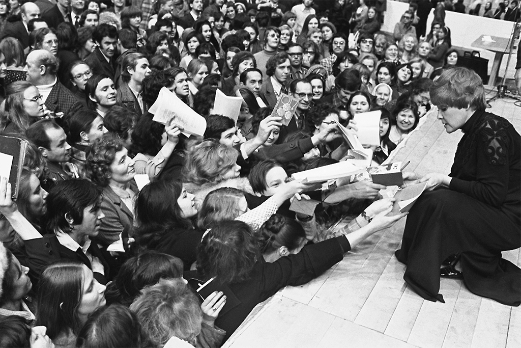 «Вечер поэзии» в Москве: зал слушает стихи, 1976 год. Фото © ТАСС / Валентин Мастюков, Владимир Саво