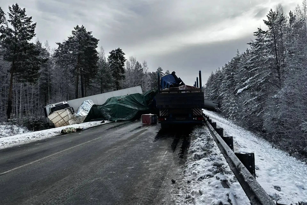 Массовое ДТП с пятью грузовиками полностью перекрыло трассу «Сибирь». Фото © Telegram / МВД38