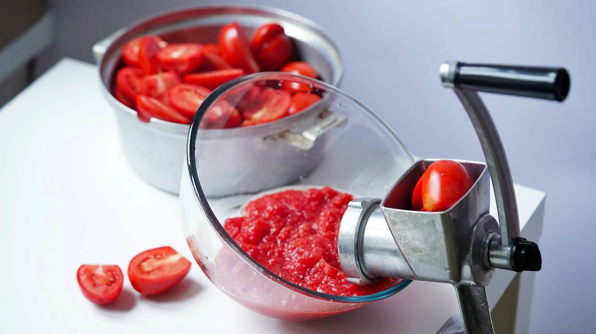 Как сделать томатный сок в мясорубке. Фото © Shutterstock / FOTODOM /Tetiana Komchatnikh