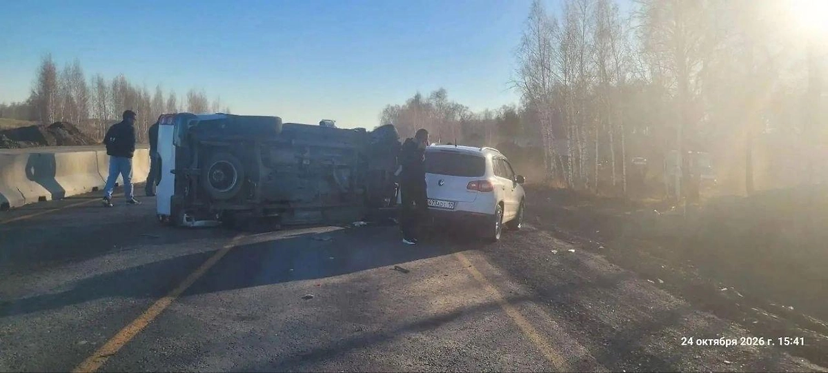 Под Челябинском легковушка врезалась в автобус с детьми и ещё две машины. Фото © Telegram/74.RU| Новости Челябинска