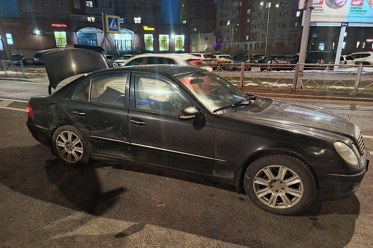 В Ленобласти легковушка врезалась в припаркованную фуру, трое погибли. Обложка © Главное управление МЧС России по Ленинградской области